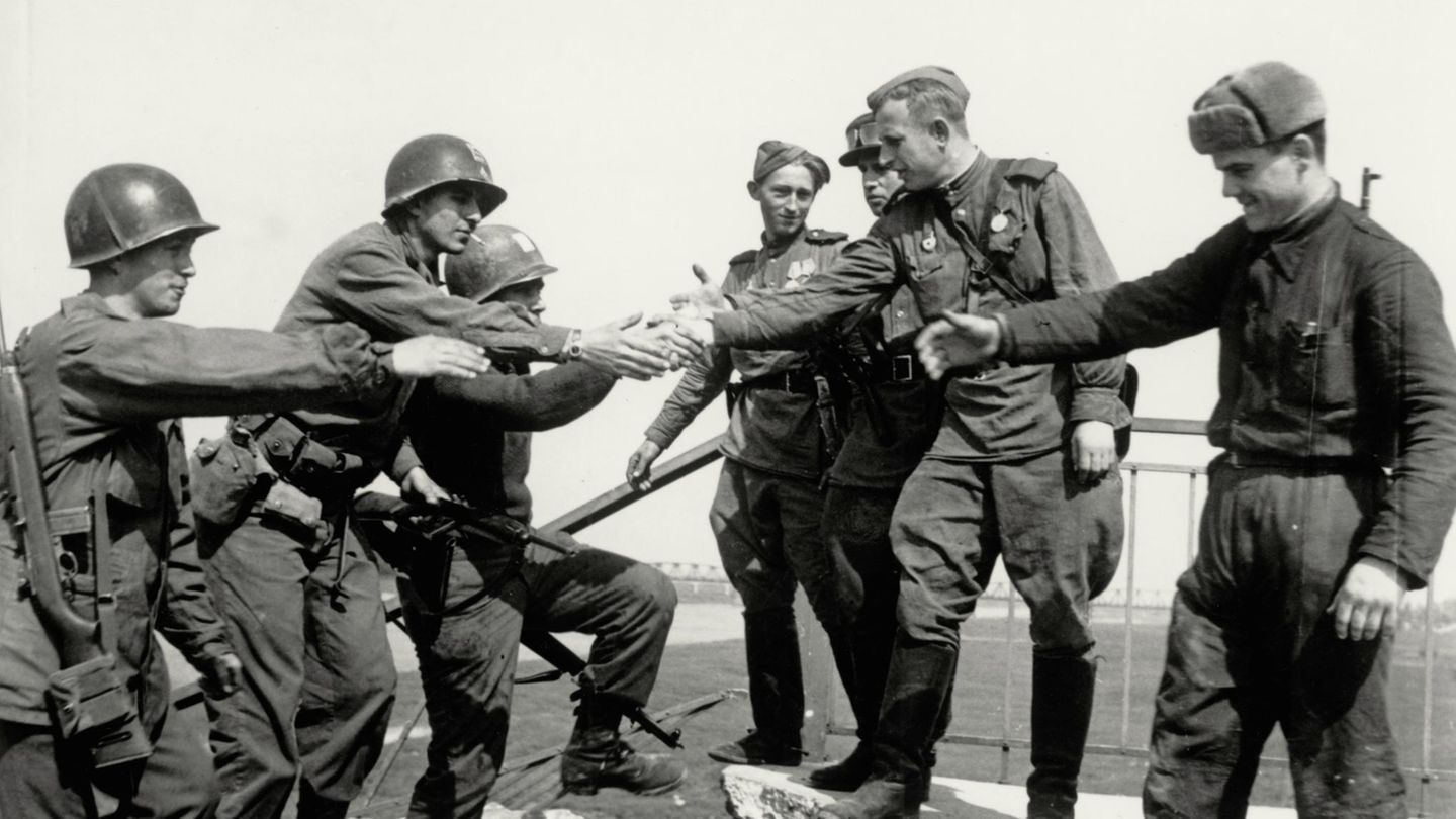 four American soldiers shake hands with four Soviet soldiers in April 1945